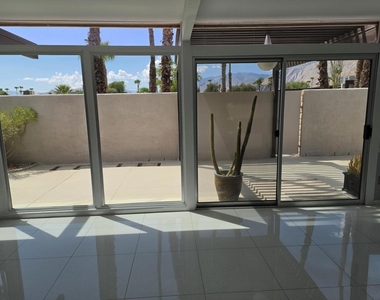 723 E Louise Drive - Photo Thumbnail 5
