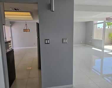 723 E Louise Drive - Photo Thumbnail 8