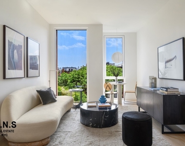 Madison Avenue - Photo Thumbnail 1