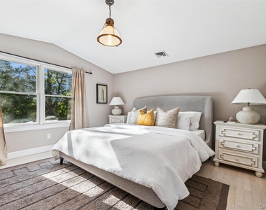 212 Lumber Ln - Photo Thumbnail 17