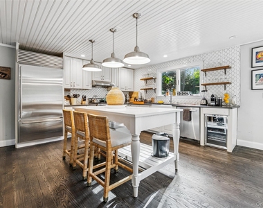 212 Lumber Ln - Photo Thumbnail 4