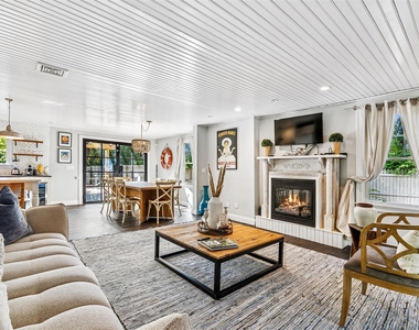 212 Lumber Ln - Photo Thumbnail 3