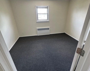 137 Nassau Boulevard - Photo Thumbnail 4