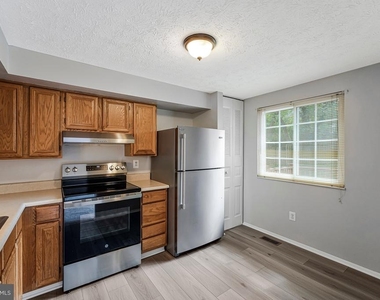 8025 Tyson Oaks Circle - Photo Thumbnail 7