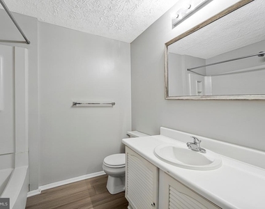 8025 Tyson Oaks Circle - Photo Thumbnail 12