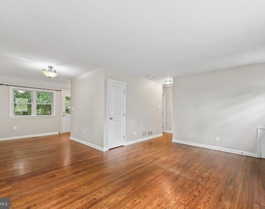 2722 Woodley Place - Photo Thumbnail 7