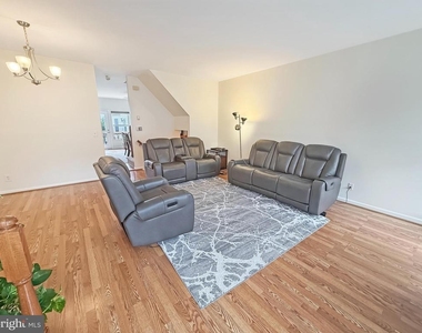 2535 James Monroe Circle - Photo Thumbnail 6