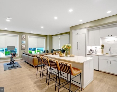 635 Slaters Lane - Photo Thumbnail 9