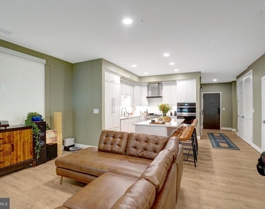 635 Slaters Lane - Photo Thumbnail 25