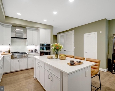 635 Slaters Lane - Photo Thumbnail 18