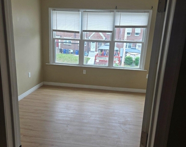 6202 Hasbrook Avenue - Photo Thumbnail 6