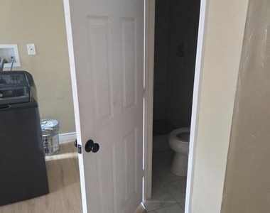 6202 Hasbrook Avenue - Photo Thumbnail 5