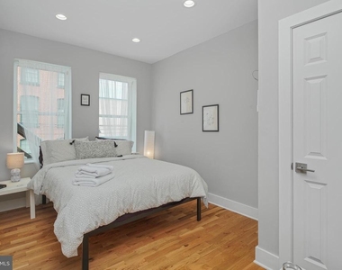 2049 E Hagert Street - Photo Thumbnail 8