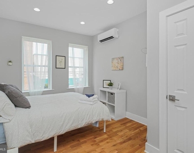 2049 E Hagert Street - Photo Thumbnail 9