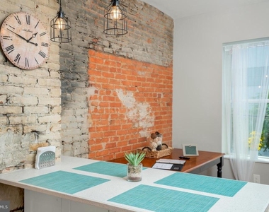 2049 E Hagert Street - Photo Thumbnail 3