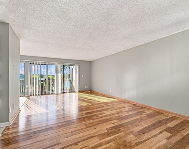 893 Cliffs Drive - Photo Thumbnail 7