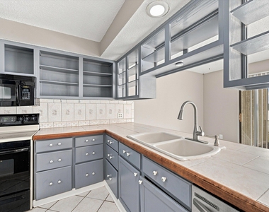 893 Cliffs Drive - Photo Thumbnail 15