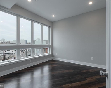 1555 Ridge Avenue - Photo Thumbnail 2