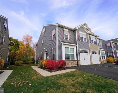 1013 Chapman Circle - Photo Thumbnail 1