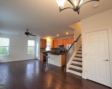 1013 Chapman Circle - Photo Thumbnail 8