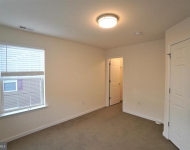 1013 Chapman Circle - Photo Thumbnail 17