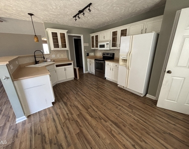 337 Americana Drive - Photo Thumbnail 2