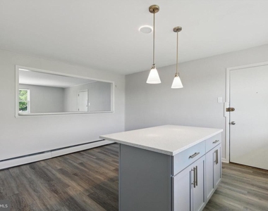 500 Manor House Lane - Photo Thumbnail 3