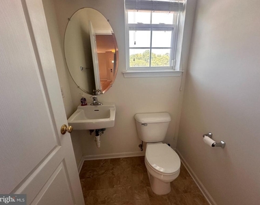 709 E Elm Street - Photo Thumbnail 4
