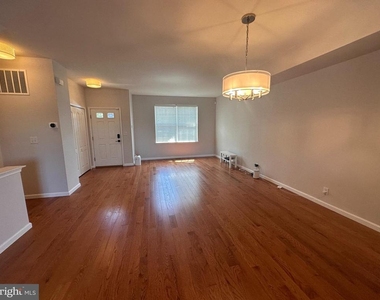 709 E Elm Street - Photo Thumbnail 1