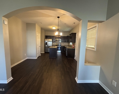 438 Roanoke Drive - Photo Thumbnail 7