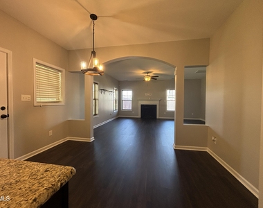 438 Roanoke Drive - Photo Thumbnail 2