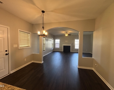 438 Roanoke Drive - Photo Thumbnail 6