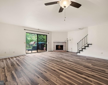 135 Caernarvon Court - Photo Thumbnail 2
