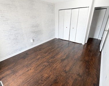 114 Lexington Court - Photo Thumbnail 4
