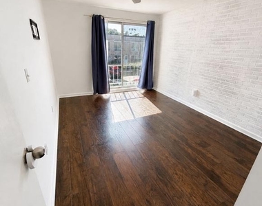 114 Lexington Court - Photo Thumbnail 3