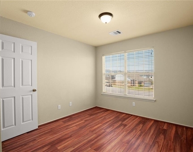 1825 Golden Sunrise Ln - Photo Thumbnail 24