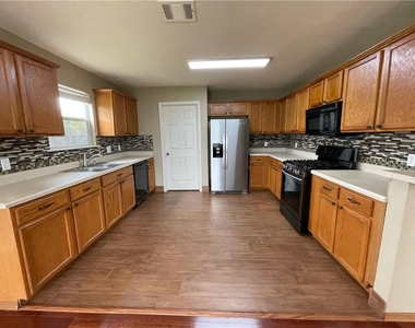 1825 Golden Sunrise Ln - Photo Thumbnail 9