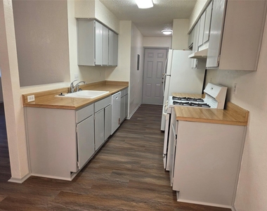 1735 Horseshoe Cir - Photo Thumbnail 5
