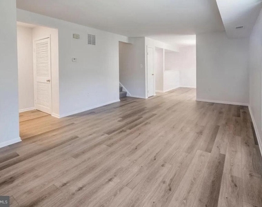 1699 Yale Place - Photo Thumbnail 7