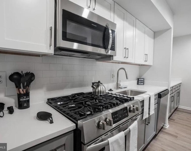 1699 Yale Place - Photo Thumbnail 6