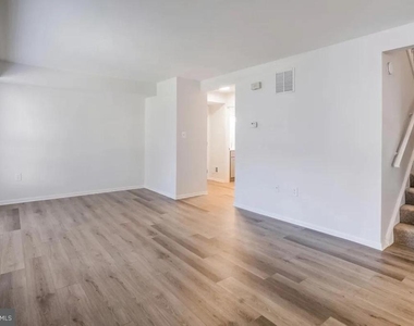 1699 Yale Place - Photo Thumbnail 8