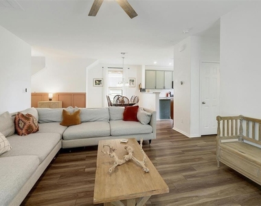 516 Hugenot Way - Photo Thumbnail 8