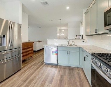 516 Hugenot Way - Photo Thumbnail 4