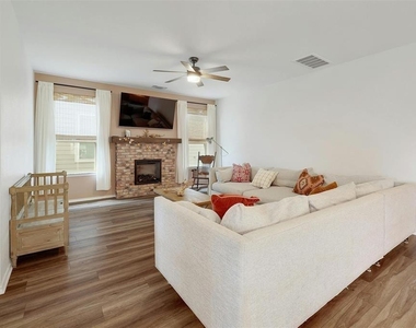 516 Hugenot Way - Photo Thumbnail 6