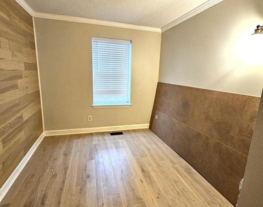 3924 Chesterwood Drive - Photo Thumbnail 7