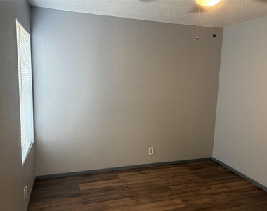 8710 Piney Point Dr - Photo Thumbnail 10