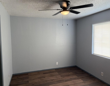 8710 Piney Point Dr - Photo Thumbnail 6