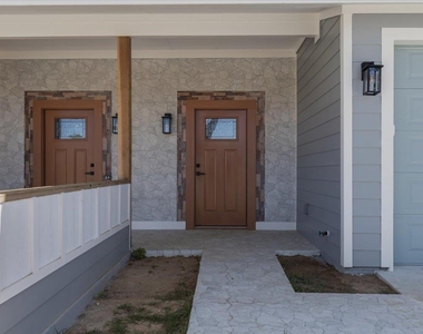 1409 Emile St - Photo Thumbnail 2