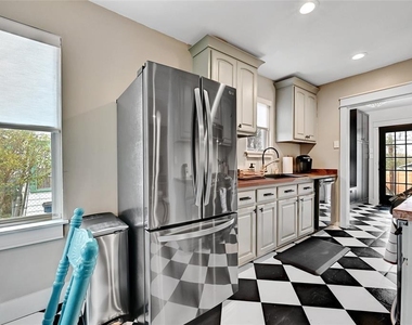 2952 Higgins St - Photo Thumbnail 6