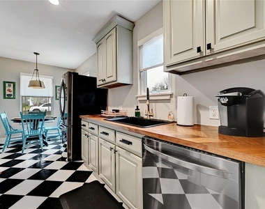 2952 Higgins St - Photo Thumbnail 5